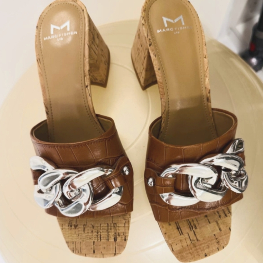 NIB Marc Fisher NANIYA Brown Mules with Silver Chain Detail, Size 7M